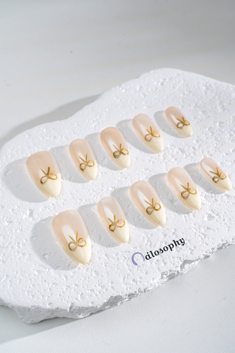 Nailosophy أظافر جل مضغوطة يدوية الصنع بلمسة لؤلؤية مع bows ذهبية | شكل لوزي - Image 1